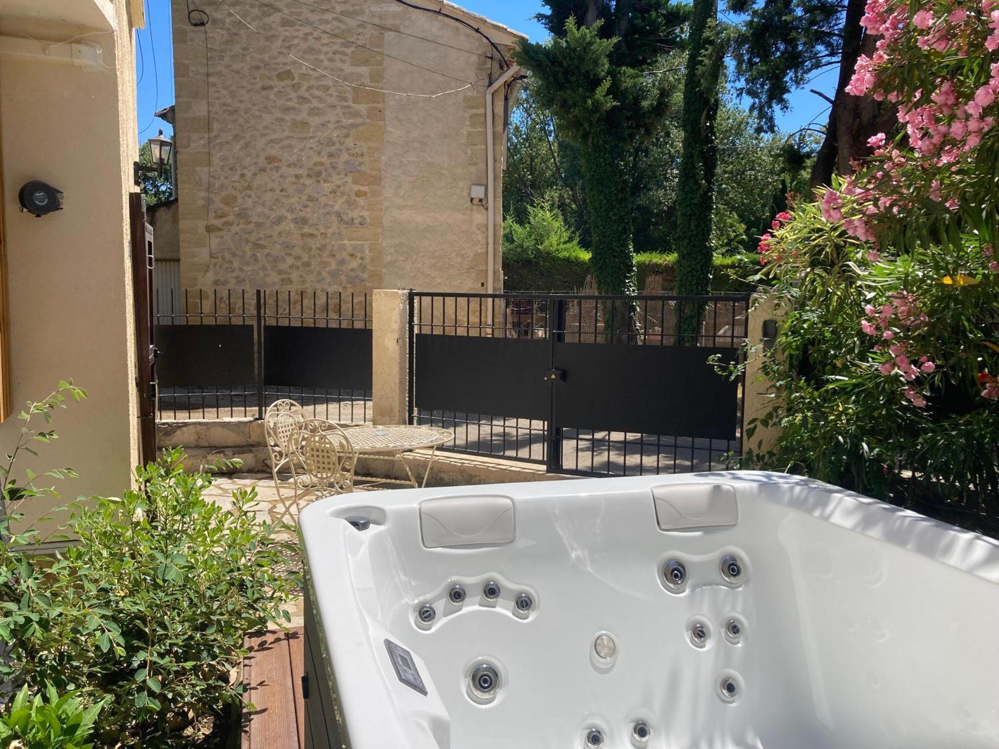 Le Studio D Aurelie Avec Spa Ete En Pleine Campagne Et Proche De Toute Commodite Roquemaure  Exterior photo